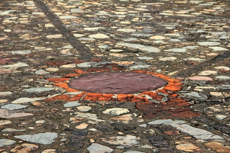 Burial mark of a living girl, as a sacrifice